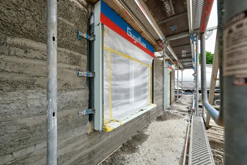 Фото: смонтированное модульное окно в стене дома, © glaswelt