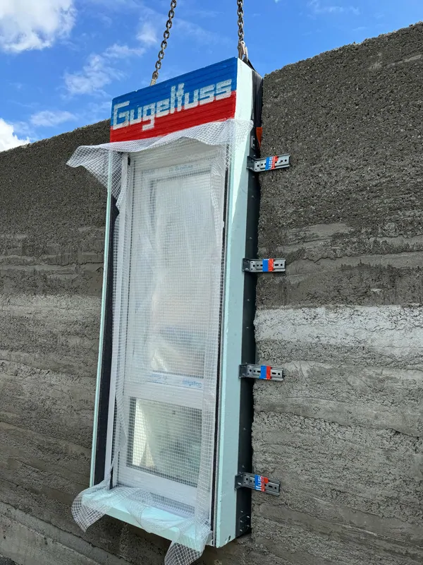 Фото: смонтированная модульная балконная дверь, © glaswelt