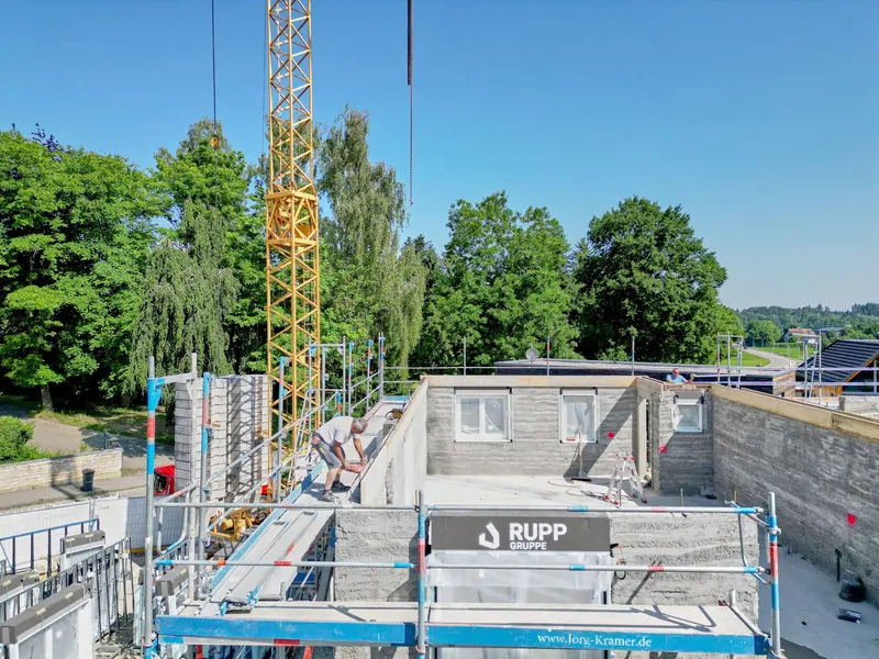 Фото: перед печатью следующего этажа, нижний уже остеклен, © glaswelt