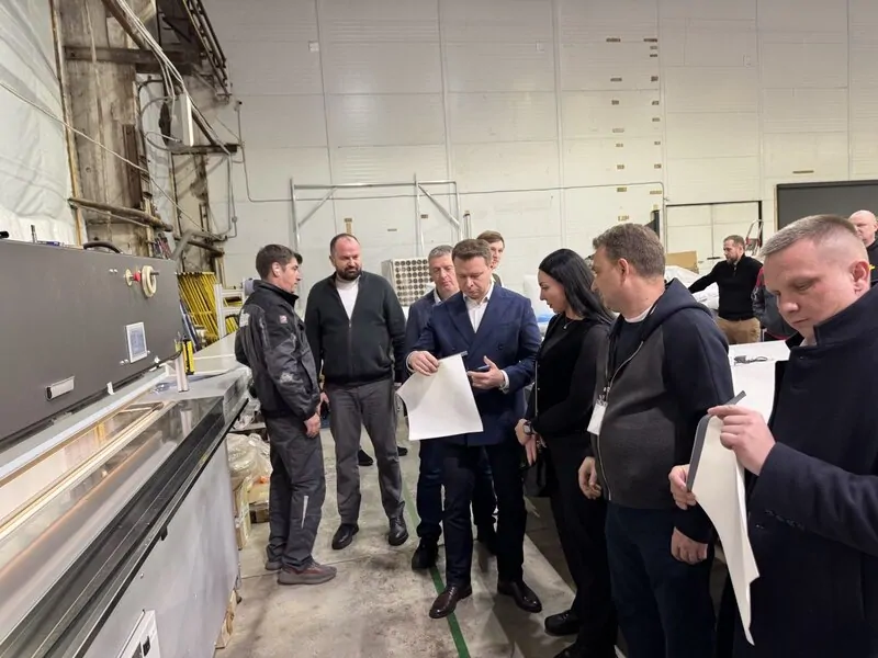 Экскурсия по заводу солнцезащитные систем  WellSan вызвала живой интерес у участников © oknamedia