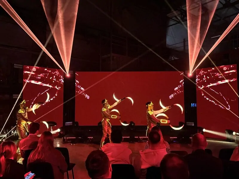 Монтажник Шоу началось огненным световым шоу © oknamedia 