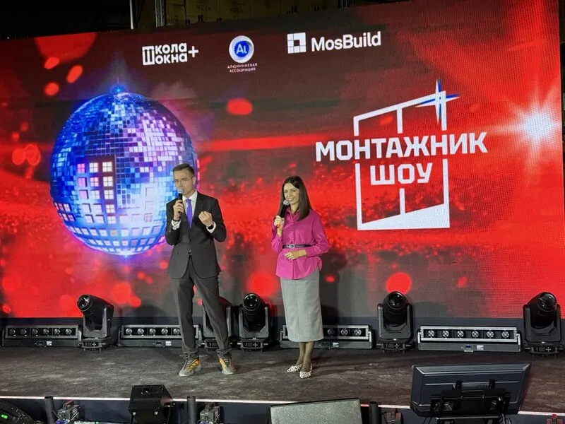 Открытие 2-й части форума Монтажник шоу © oknamediaОткрыли вторую часть форума Александр Китаев-Смык и Евгения Перевозчикова, Окна Саратова.
