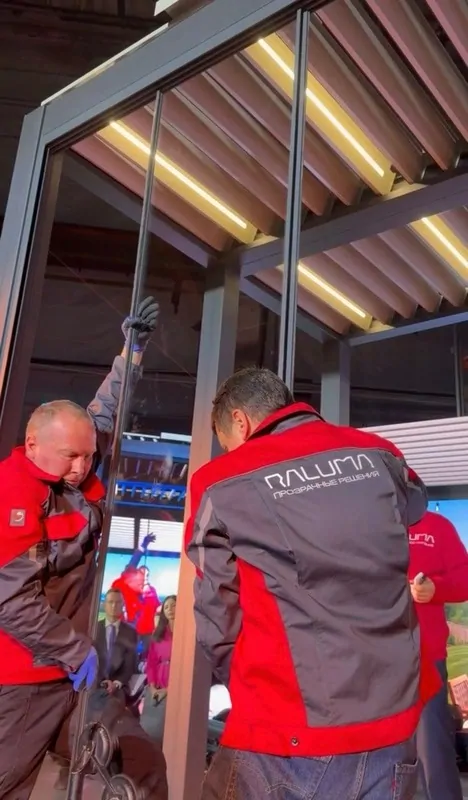 Установка системы слайд в алюминиевую перголу специалистами RALUMA. © ЕТС ГРУПП 