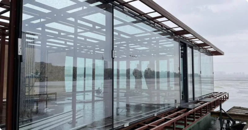 Фото: Процесс строительства плавучей платформы для речных прогулок в г. Воронеже.  © АЛРОКС