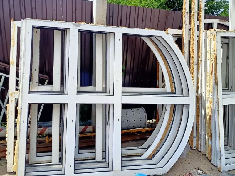 Демонтированные на утилизацию старые пластиковые окна – подпадают под расчет экосбора, © oknamedia