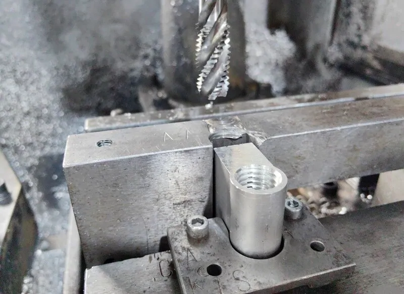 Обработка рамочной части петли машиной