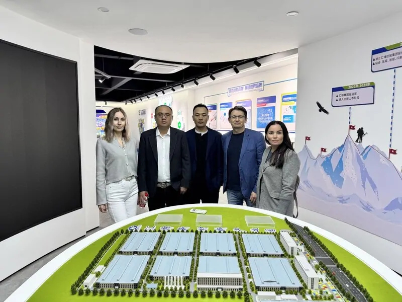 Редакция ОКНА МЕДИА, представители ДекорС и ХУЭЙФЕНГ в гигантском шоу-руме завода HF. © оknamedia 