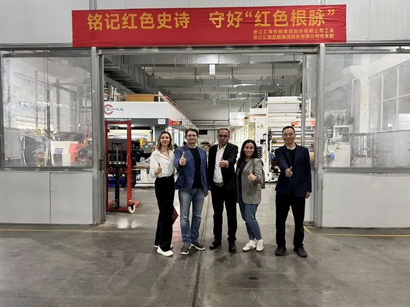 Редакция ОКНА МЕДИА, представители ДекорС и ХУЭЙФЕНГ на производстве HF. © оknamedia 