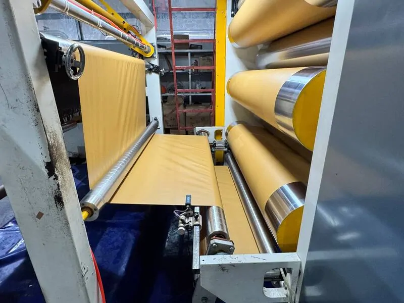 На основу пленки наносится декоративный слой. © оknamedia 