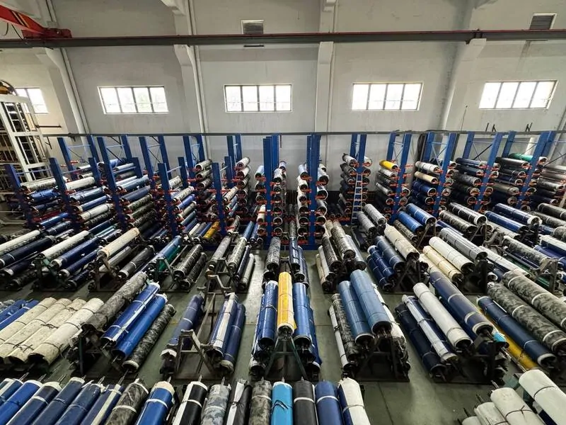 Склад валов для нанесения рисунка на заводе ХУЭЙФЕНГ. © оknamedia 