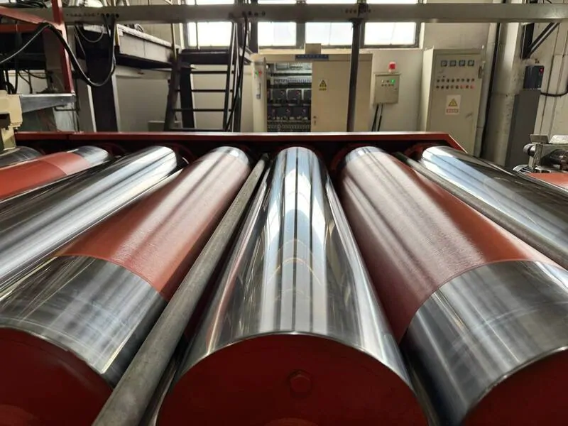 Фото: Спайка основы и защитного слоя ламинационной пленки © оknamedia 