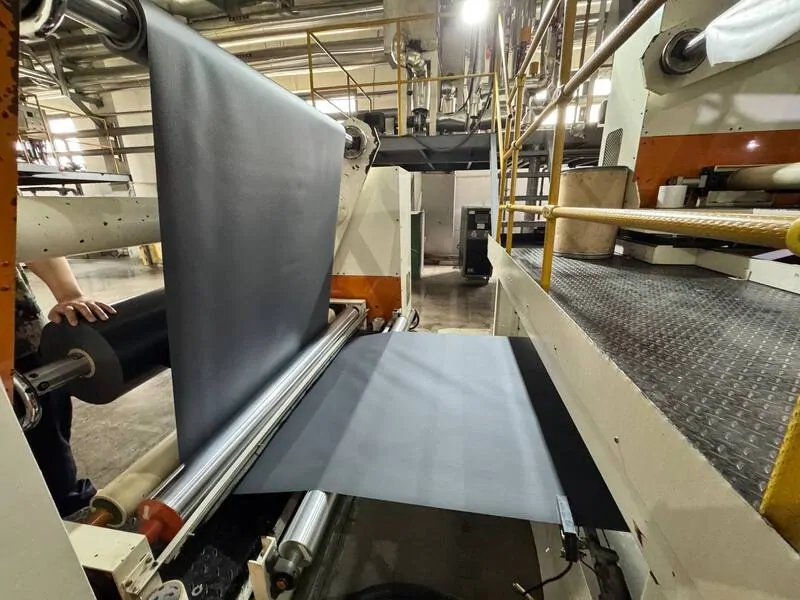 Фото: Праймирование ламинационной пленки © оknamedia 