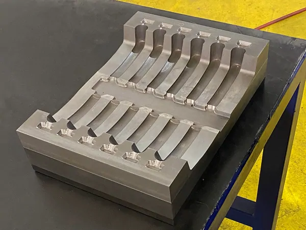 Форма для получения отливки ручки и планки, © SSK Industry 