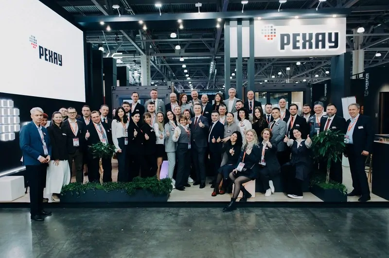 Фото: сотрудники РЕХАУ на стенде компании на выставке MosBuild-2025, © РЕХАУ 