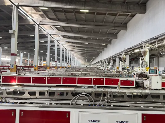 Производство ПВХ-профиля в Ado Group © oknamedia 