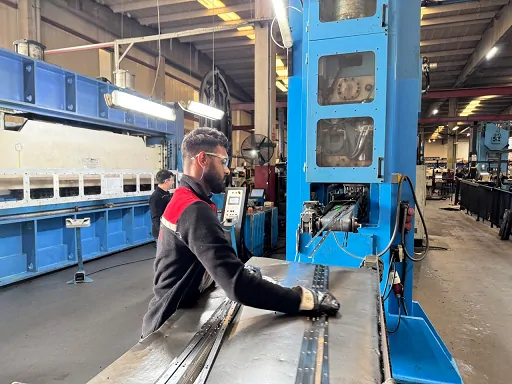 2-х ручьевой пресс для вырубки фурнитуры Accado © oknamedia 