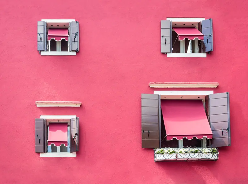 маркизолетты для защиты от солнца над окном . © Фотобанк Лори  