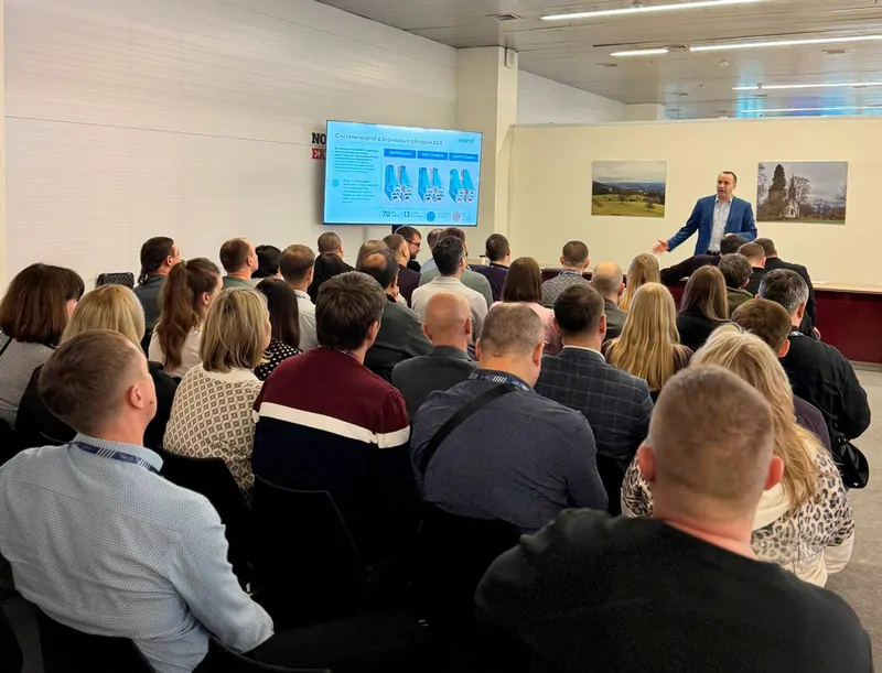 Представитель ЭксПроф рассказывает о новинках компании.  © exprof 