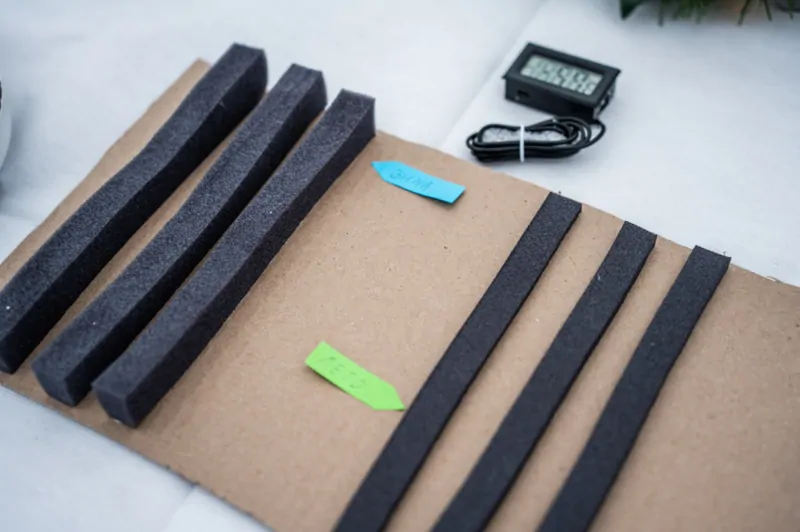 На фото зафиксировано, как зимний ПСУЛ за 20 минут поднялся до необходимого уровня при температуре -5,9 градуса, в то время, как летний остался в исходном положении © Робибанд