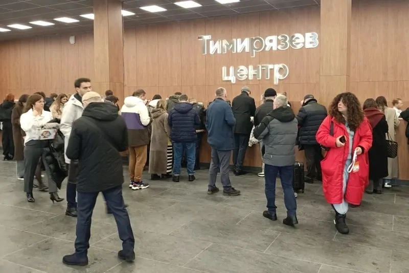 Фото: на регистрации уже с утра много посетителей, © oknamedia