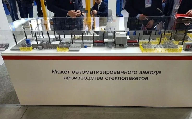 Фото: на выставке «Мир стекла 2026» представлено много технологического оборудования для производства стеклопакетов, © oknamedia