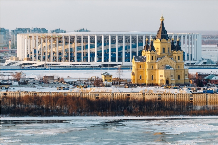 Фото: "речной" стадион в соседстве с собором Александра Невского