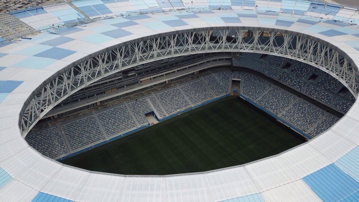 Фото: бело-голубая поликарбонатная крыша стадиона