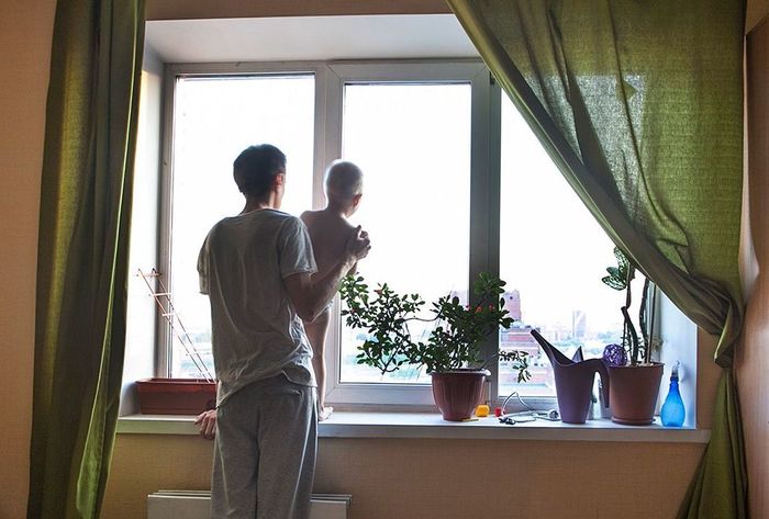Фото: родители "прививают" ребенку интерес находиться у окна, что увеличивает опасность выпадения детей из окон, © 
