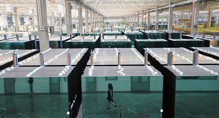 Фото: современное производство стекла насчитывает миллионы м2