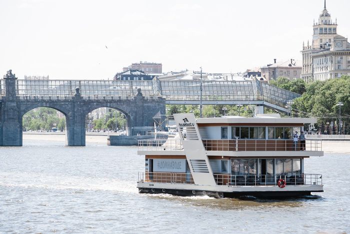 Фото: туристический вариант хаусбота для 100 человек на борту © houseboat.ru