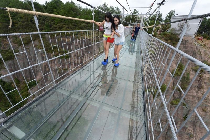 Фото: современный пол из трехслойного армированного стекла заменил старое деревянное сооружение, стеклянный мост