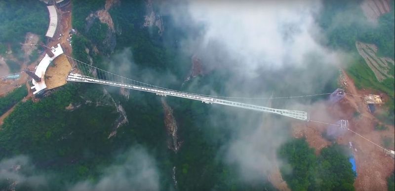 Фото: стеклянный мост «Дорога в облаках» установил 19 мировых рекордов