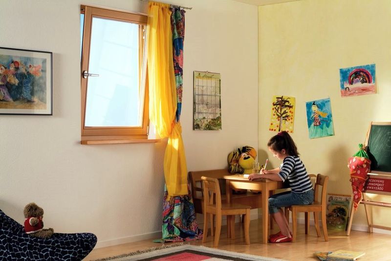 Фото: проветривание в комнате с окном, оснащенным детской фурнитурой, снимает с родителей беспокойство за безопасность